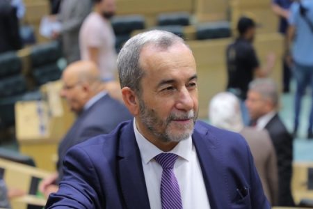النائب مشوقة: اطالب بزيادة رواتب موظفي الدولة والمتقاعدين المدنيين والعسكريين