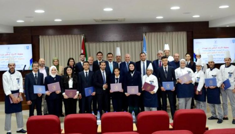 أ.د.مهيدات يرعى حفل توزيع شهادات صحة وسلامة الأغذية لطلبة فنون الطهي والضيافة في عمان الأهلية1