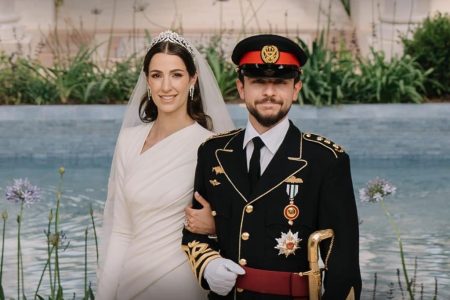 البريد الأردني يطرح طوابع تذكارية لزفاف ولي العهد