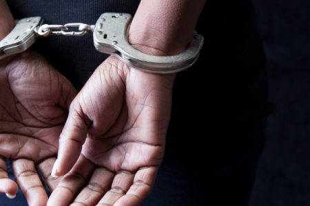 القبض على قاتل ثلاثيني طعنا خلال مشاجرة في البقعة