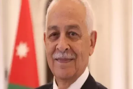 العيسوي ينقل للأب إلياس حداد تمنيات الملك وولي العهد له بالشفاء العاجل
