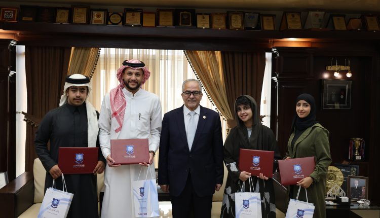 رئيس عمان الأهلية يكرم مجموعة من الطلبة السعوديين المتميزين