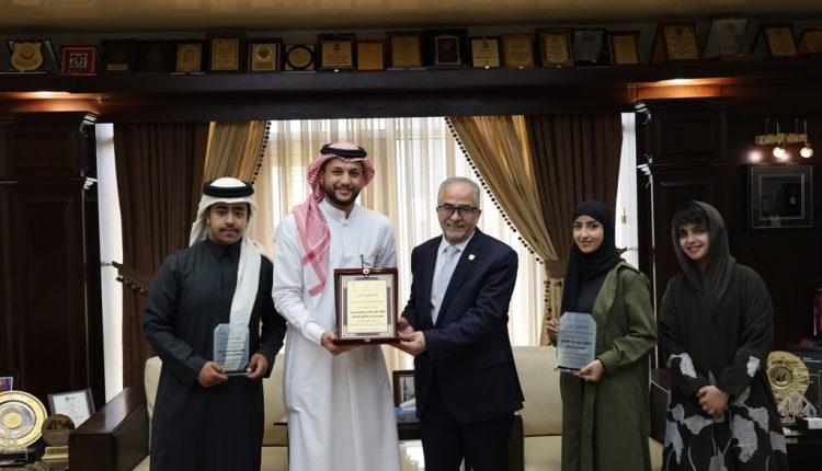 رئيس عمان الأهلية يكرم مجموعة من الطلبة السعوديين المتميزين2
